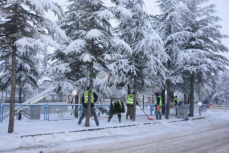 Eskişehir Büyükşehir Belediyesi Park ve Bahçeler Dairesi ekipleri, sabah saatlerinde başlayan kar yağışından etkilenen caddeleri temizleme çalışması devam ediyor. 