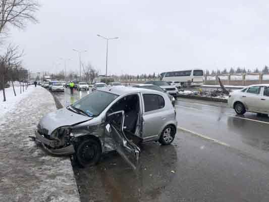 Yeniden karın yağdığı Eskişehir’de vatandaşlar durumdan memnunken, sürücü ve yayaları kurallara uyarak dikkatli olmaları konusunda uyarılıyor. Konuyla alakalı konuşan Ersi Esan, sürücüleri gizli buzlanmaya karşı uyarırken, kış aylarında kaza oranlarında artış yaşandığına dikkat çekerek...