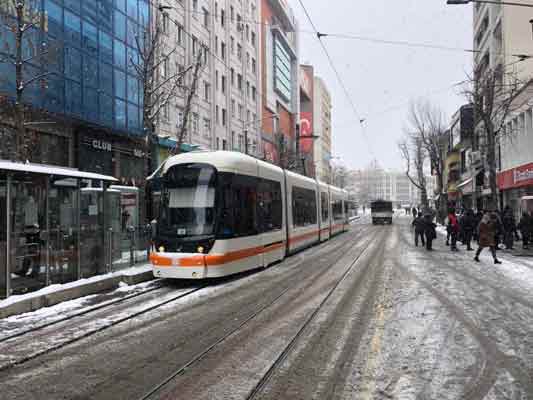 Kışın Eskişehir'e yakıştığını düşünen Nur elif Erdoğan, özellikle yayaların ışık ihlali yaptığını ve bundan dolayı kazaların olduğunu belirtti. Erdoğan; “İnsanların biraz daha dikkat etmesi gerekiyor. Çünkü mevsimde bu denli değişikler normal değil. Bu kadar değişiklik yüzünden insanların hasretleri de artıyor. Yaylalar olarak da hiç dikkat etmiyoruz. Işıklarda kırmızıda geçmeye çalışmaları sürücüleri çok fazla etkiliyor. Zaten kazaların yüzde 90 bu yüzden diye düşünüyorum ben” diye konuştu.