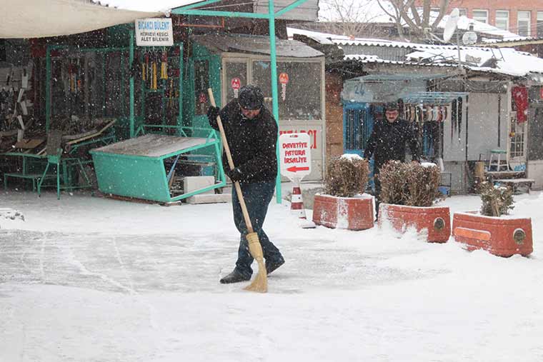 Eskişehir’de etkili olan soğuk hava yerini sabah saatlerinde kar yağışına bırakırken hayatı da olumsuz etkiledi.