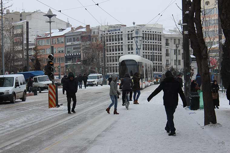 Eskişehir’de etkili olan soğuk hava yerini sabah saatlerinde kar yağışına bırakırken hayatı da olumsuz etkiledi.