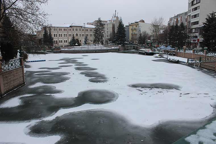 Eskişehir’de etkili olan soğuk hava yerini sabah saatlerinde kar yağışına bırakırken hayatı da olumsuz etkiledi.