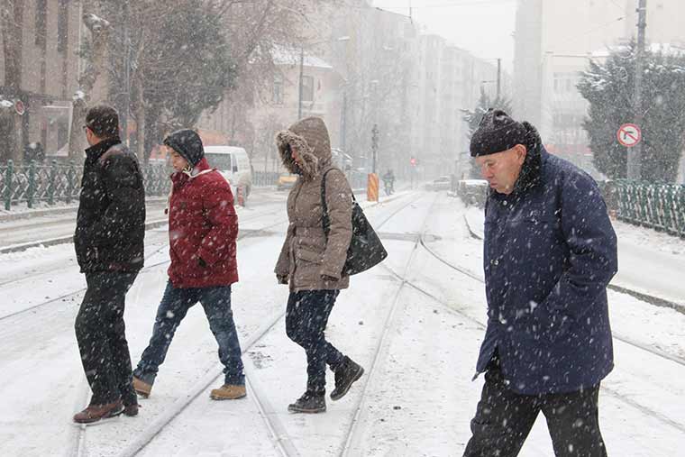 Eskişehir’de etkili olan soğuk hava yerini sabah saatlerinde kar yağışına bırakırken hayatı da olumsuz etkiledi.