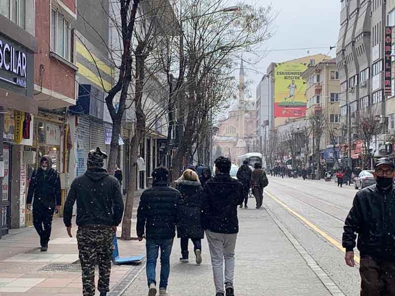 Eskişehir’de kar yağışı beklenen iller arasındaydı. Beklenen kar yağışı şehir merkezinde öğle saatlerinden itibaren yer yer etkisini gösteriyor.