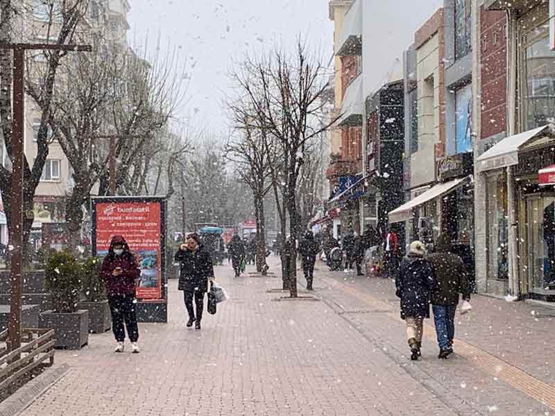 Kısa süreler halinde etkili olan kar yağışının ardından, bulutların dağılıp güneşin yüzünü göstermesi vatandaşı şaşırtıyor. Eskişehir’de ilerleyen saatlerde kar yağışının etkili olması bekleniyor.