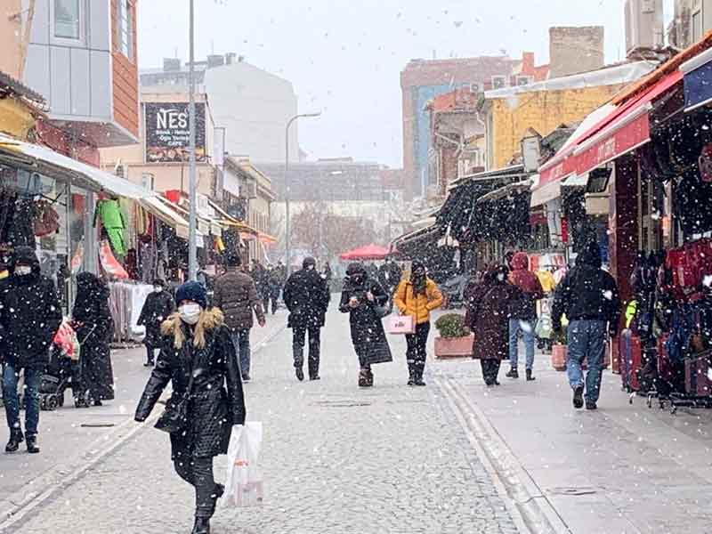 Meteorolojinin tahminlerine göre, sonraki günlerde kar yağışı yerini sisli havaya bırakacak. Gelecek 5 günlük tahminde en düşük hava sıcaklığının sıfırın altında 8, en yüksek ise 7 derece olması bekleniyor.