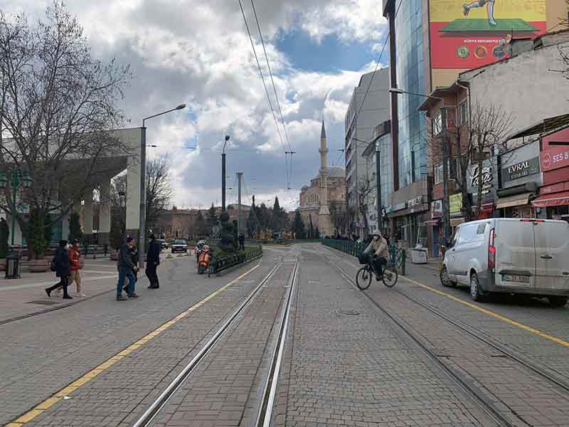 Eskişehir kent merkezinde beklenen kar yağışı zaman zaman etkisini arttırarak kendisini gösterirken, hava durumunda kısa süreli değişimler yaşanıyor.