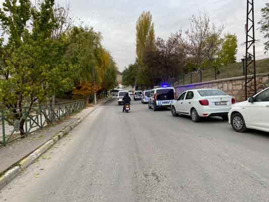 Polis ekipleri olay yerine gittiklerinde, sokaktaki kan izlerini takip ederek Emrah Tekin'i olay yerinden yaklaşık 150 metre uzaktaki Yücezafer Sokak üzerinde kanlar içinde buldu.