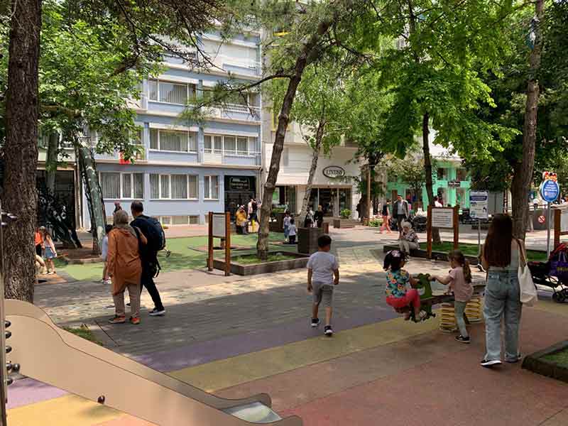 Güneşli havayla birlikte alanları dolduran çocuklar, yazın tadını doyasıya yaşamaya başladı.