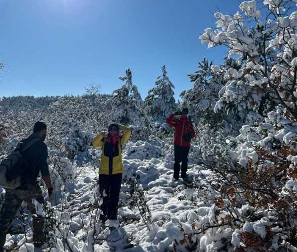 Eskişehir'de, doğa tutkunları karlar altındaki ormanda unutulmaz bir deneyim yaşadı. Odunpazarı ilçesi Lütfiye ve Yukarıkalabak mahalleleri arasında gerçekleştirilen 10 kilometrelik yürüyüşe 9 kişi katıldı. Kar yağışıyla birlikte oluşan büyüleyici manzaraları görüntülemek için fotoğraf çeken katılımcılar, kaydedilen karelerin adeta kartpostal güzelliğinde olduğunu belirttiler. Doğaseverler, hatıra kalmaması için yürüyüş esnasında keyifli bir hatıra fotoğrafı da çekmeyi ihmal etmedi.