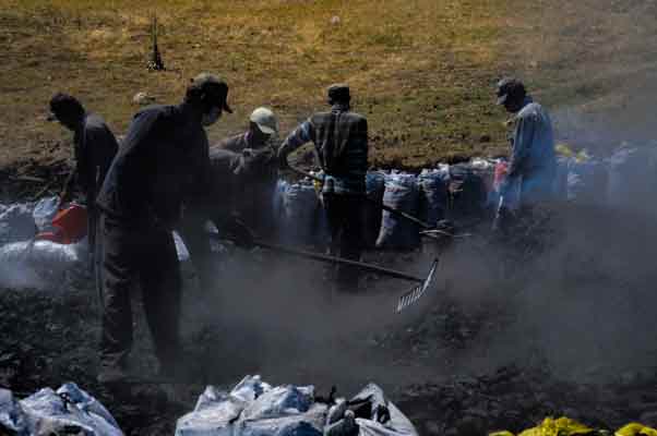 ...Buna karşılık bu sene emeğimizin karşılığını da alamıyoruz. Geçen yıl tonunu 2 bin 500 liraya satarken şu anda 2 bin liraya satamıyoruz. Tüccarlar bizden 2 bine alıp 8 bin liraya kadar verebiliyor. Gerçekten çok sıcak ve çok zorlanıyoruz, hem güneş hem de ateş var" şeklinde konuştu.