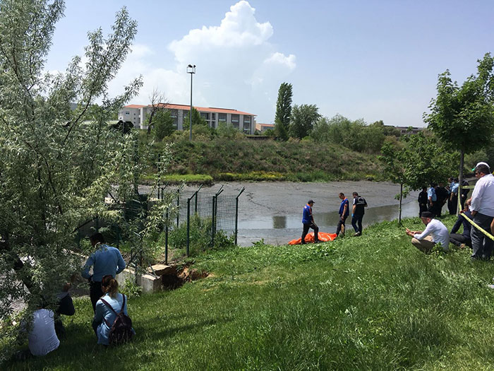 Eskişehir'de dün 'okula gidiyorum' diyerek evden ayrılan ve bir daha haber alınamayan Yavuz Demir isimli genç çocuğun Porsuk Çayında cesedine ulaşıldı. 