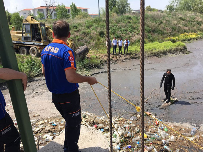 Eskişehir'de dün 'okula gidiyorum' diyerek evden ayrılan ve bir daha haber alınamayan Yavuz Demir isimli genç çocuğun Porsuk Çayında cesedine ulaşıldı. 