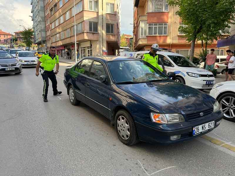 Olayın etkisiyle tansiyonu yükselen 93 yaşındaki C.Y.’nin yol ortasında kalan otomobilini trafik polisleri kenara çekerken, sürücü çarptığı yayayla birlikte ambulans bekledi. Kaza yerine gelen 112 Acil Servis ekiplerince hem sürücü hem de yaralı kontrol amaçlı hastaneye kaldırıldı.