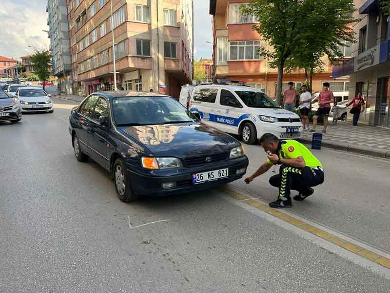 Desteksiz yürümekte güçlük çektiği görülen 93 yaşındaki sürücü C.Y., görenleri şaşkına çevirdi. İleri yaşına rağmen araç kullanmaya devam etmesinden dolayı C.Y.’nin daha büyük kazalara sebebiyet verebileceğini söyleyen vatandaşlar, tepki gösterdi.