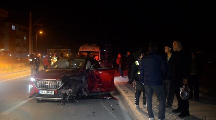 Eskişehir'de 17 yaşındaki ehliyetsiz sürücü dehşet saçtı. Bir yakınının TOGG markalı aracıyla tur atmak isteyen genç aracın direksiyon hakimiyetini kaybedince park halindeki 2 araca çarptı. Kazada TOGG ile birlikte diğer araçlarda kullanılamaz hale geldi. Yaralanan genç sürücü ise hastaneye kaldırıldı. İşte Eskişehir'de kaza yapan TOGG'un son hali...