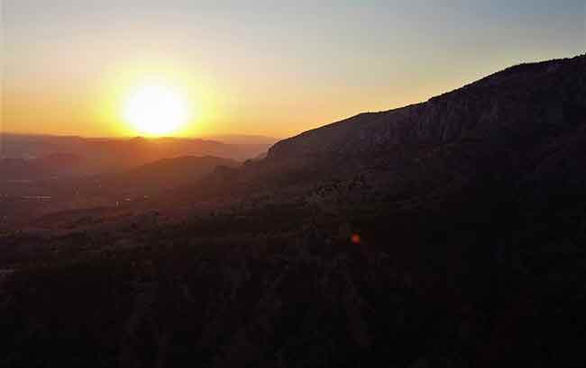 28 derece su sıcaklığında özel ekipmanlar ile şelalelere tırmanan gezi ekibi, kanyonun turizme kazandırılmasını istiyor.