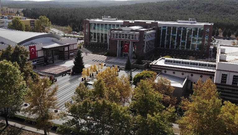 Eskişehir'de bulunan 3 üniversitenin kampüslerinde ki sonbahar manzaraları mest etti. Sonbahar aylarının gelmesiyle birlikte ağaç yapraklarının büründüğü renk adeta kendine hayran bırakıyor. Bu dönemde oluşan manzaraları adeta kartpostallara taş çıkarıyor.