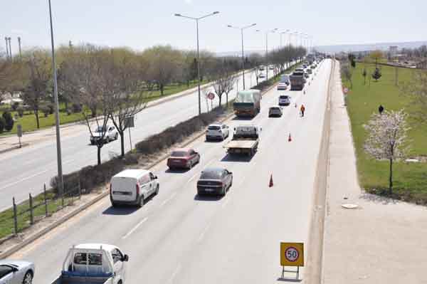 Eskişehir çevre yolundaki yol çalışması uzun araç kuyruklarına sebep oldu.