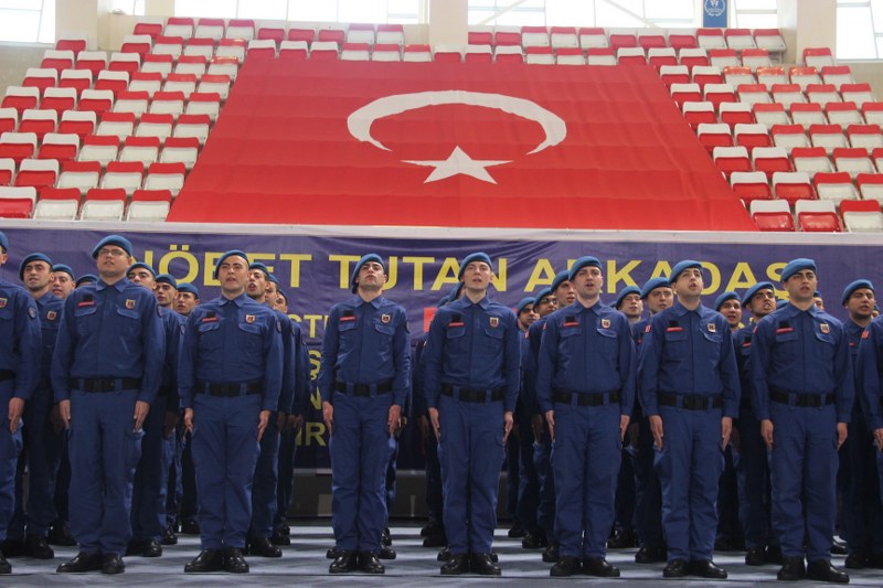 Eskişehir İl Jandarma Komutanlığında vatani görevlerini başarıyla tamamlayan 77 kısa dönem erler, gerçekleştirilen tören ile yemin etti. 