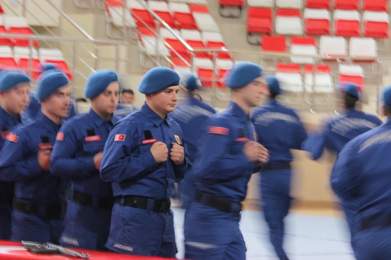 Türkiye'nin bu ilerleyişini ve gelişmesini hazmedemeyenlerin dinlenmeksizin saldırılara devam ettiklerinin altını çizen Vali Çakacak, "Taşeron olarak kullandıkları çeşitli terör örgütleri ile hain emellerini gerçekleştireceklerini sanarak devletimizi ve milletimizi hedef almaktadırlar. Ancak yüce milletimizin değerli evlâtları; özellikle de vatan ve bayrak aşkı ile dolu siz kahraman evlâtları var oldukça bu hainler emellerine asla ulaşamayacaklar. Sizler, gönüllerinizde vatan, millet, namus, mukaddesat, bayrak aşkı ve askerlik şuuru ile güzel ülkemizin dört bir yanından ilimize geldiniz ve bugün unutulmayacak güzellikte bir törenle, dünyanın en eski, en disiplinli ve en güçlü ordusunun resmen birer neferi, Mehmetçiği oldunuz" ifadelerini kullandı. 