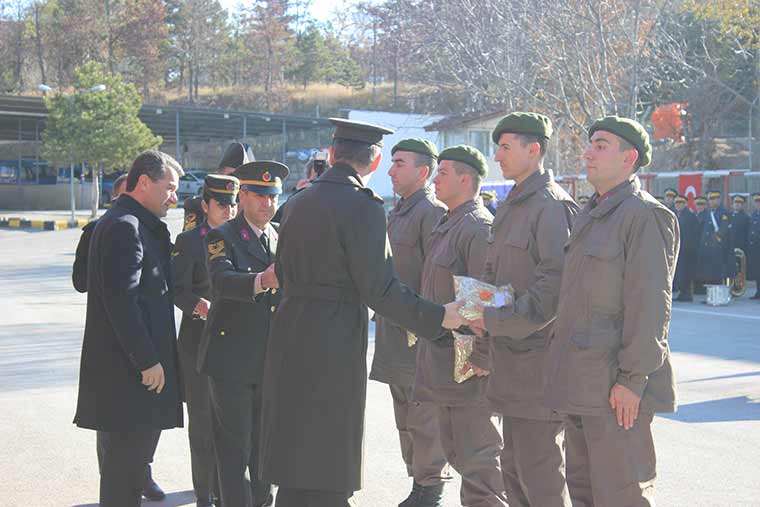 Eskişehir İl Jandarma Komutanlığında görevli 365’inci kısa dönem 80 er için yemin töreni düzenlendi. 