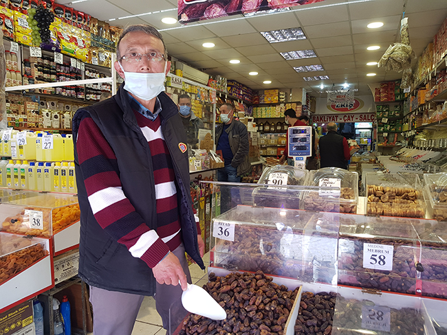 Dolaysıyla hem Ramazan ayı hem de kısıtlama nedeniyle hurmalar, kuru meyveler, fıstık, fındık ne varsa yok satılıyor. 