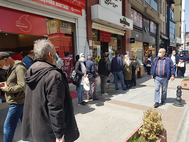 Geçen haftaya göre bakılınca satışlar yüzden 80-90’e kadar arttı. Burası kuruyemişçilerin olduğu sokak. Bizim dükkandan sabahtan sadece en az 200 kişi alış veriş yaptı. Sokağa bakılınca adım atacak yer kalmadı