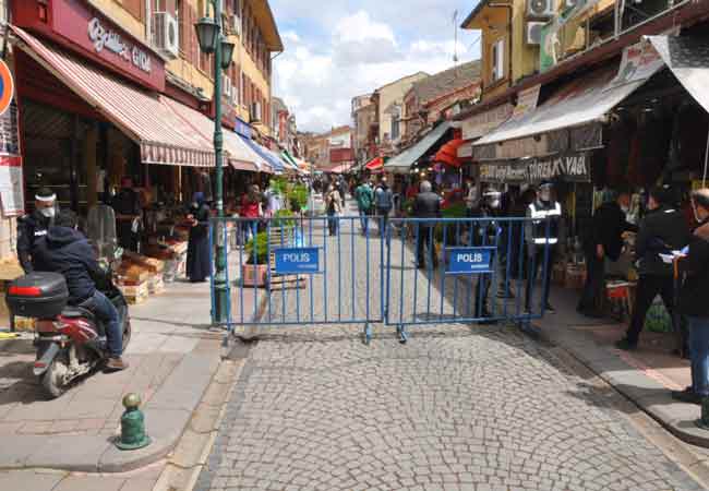 Eskişehir'de üç günlük sokağa çıkma kısıtlamasının sona ermesiyle birlikte Eskişehirliler soluğu dışarıda aldı. Özellikle alışveriş yapmak için sokağa çıktıkları gözlenen vatandaşların sosyal mesafe kuralına da uymadığı görüldü. (Haber: Hilal Köver)