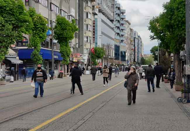 Eskişehir'de üç günlük sokağa çıkma kısıtlamasının sona ermesiyle birlikte Eskişehirliler soluğu dışarıda aldı. Özellikle alışveriş yapmak için sokağa çıktıkları gözlenen vatandaşların sosyal mesafe kuralına da uymadığı görüldü. (Haber: Hilal Köver)