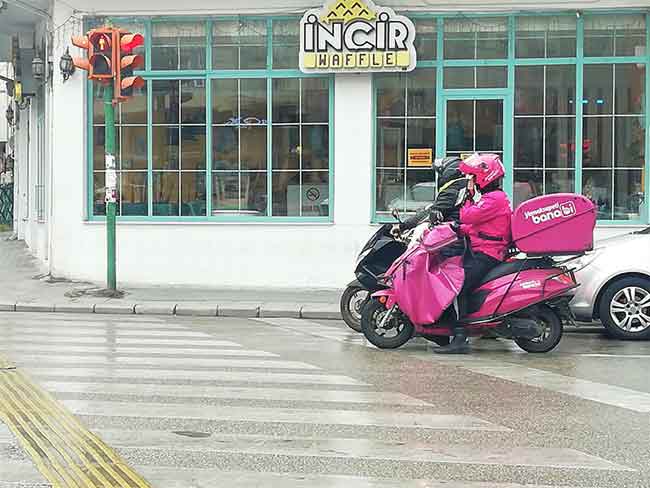 Kısıtlamada motosikletleri ile caddelerde en çok kuryeler görüldü.