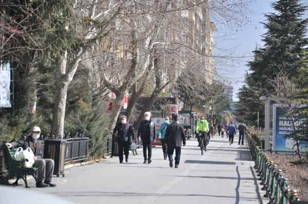  Hafta içi çok kalabalık manzaralara sahne olan Eskişehir'de vatandaşlar hafta sonu da güzel havayı değerlendirmek için dışarı çıkmayı tercih etti.