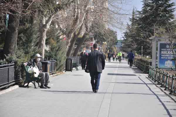 Eskişehir'de sokağa çıkma kısıtlamasından bunalan vatandaşlar havanın güzel olmasıyla birlikte evlerinin yakınlarındaki park ve caddelere akın etti . (Fotoğraflar: Meltem Karakaş Kaya)