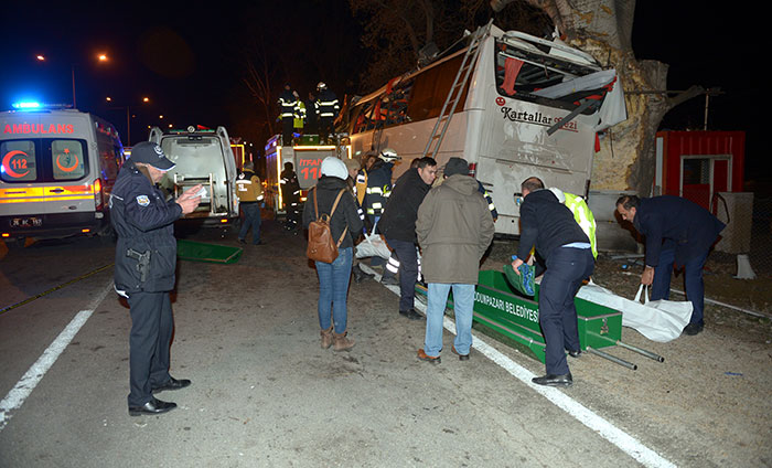 Eskişehir'de meydana gelen trafik kazasında 13 kişi hayatını kaybederken, 42 kişi de yaralandı. 