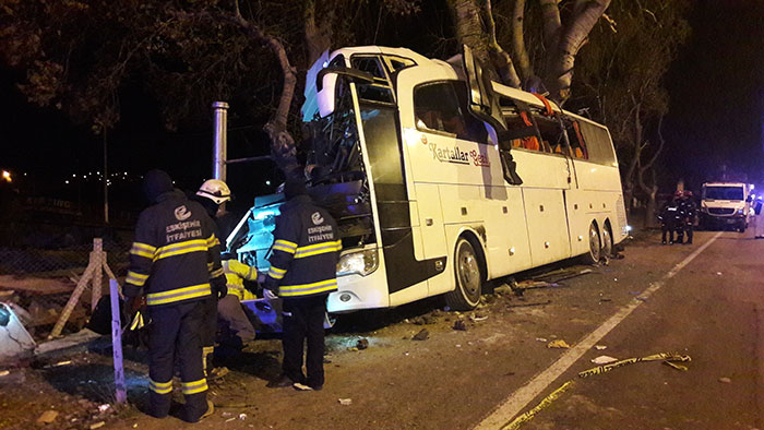 Eskişehir'de meydana gelen trafik kazasında 13 kişi hayatını kaybederken, 42 kişi de yaralandı. 