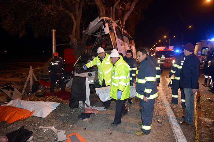 Eskişehir'de meydana gelen trafik kazasında 13 kişi hayatını kaybederken, 42 kişi de yaralandı. 