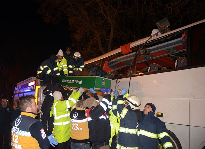 Eskişehir'de meydana gelen trafik kazasında 13 kişi hayatını kaybederken, 42 kişi de yaralandı. 