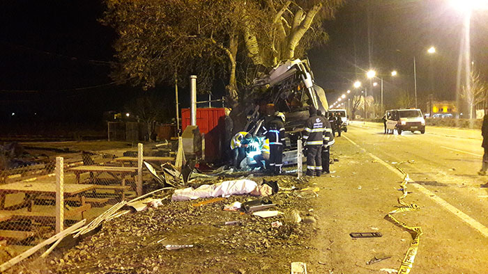 Eskişehir'de meydana gelen trafik kazasında 13 kişi hayatını kaybederken, 42 kişi de yaralandı. 