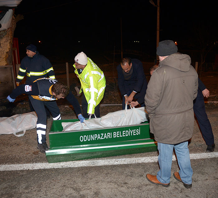 Eskişehir'de meydana gelen trafik kazasında 13 kişi hayatını kaybederken, 42 kişi de yaralandı. 