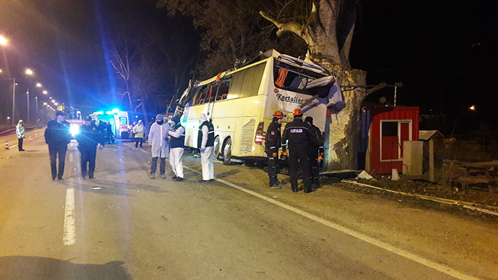 Eskişehir'de meydana gelen trafik kazasında 13 kişi hayatını kaybederken, 42 kişi de yaralandı. 