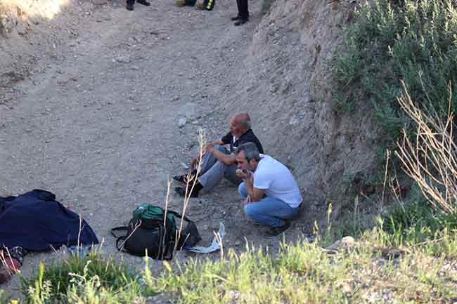 Şeritten çıkan araç, yol kenarındaki sulama kanalına uçtu. Kazada araçta yolcu olarak bulunan Bedriye Mermer (69) ve Nebi Arda (76) olay yerinde hayatını kaybetti. 