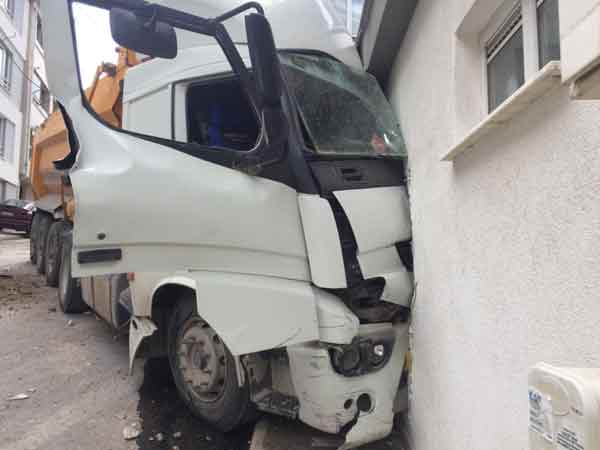 Eskişehir’de, freni boşalan hafriyat kamyonu 3 otomobile çarptıktan sonra bir binanın içine girdi. Kazada, tırın çarptığı evde yaşayanların piknikte olması faciayı önledi.