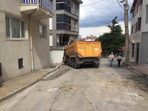 ...Geldiğimizde baktık ortalık perişan. Ne yapacağımızı bilemedik. Şaşırdık, komşularımız gümbürtü duyduklarını söylediler. Onlar bizi evde zannetmişler. O sırada çocuklarımızın evde olduğunu düşünüp ‘eyvah’ diyerek korkmuşlar...