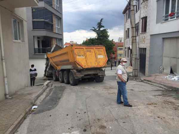 ...Sokakta bulunan 3 araçta zarar var, bir tanesi çok kötü durumda. Çekici gelip o arabayı görürdü” ifadelerini kullandı.