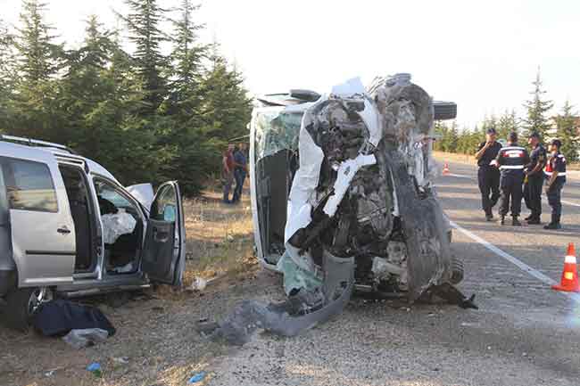 Eskişehir'de iki aracın kafa kafaya çarpışması sonucu meydana gelen trafik kazasında 2 kişi hayatını kaybetti, 2 kişi yaralandı.