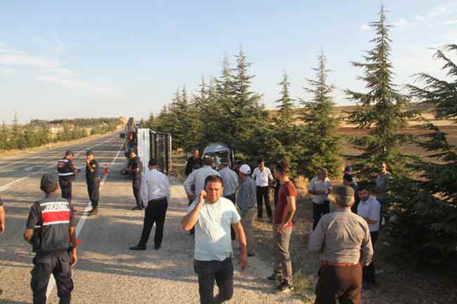 Eskişehir'de iki aracın kafa kafaya çarpışması sonucu meydana gelen trafik kazasında 2 kişi hayatını kaybetti, 2 kişi yaralandı.