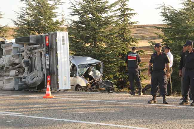 Eskişehir'de iki aracın kafa kafaya çarpışması sonucu meydana gelen trafik kazasında 2 kişi hayatını kaybetti, 2 kişi yaralandı.