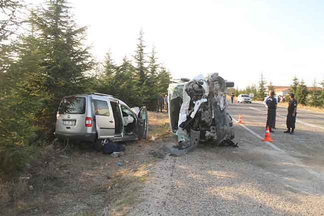 Eskişehir'de iki aracın kafa kafaya çarpışması sonucu meydana gelen trafik kazasında 2 kişi hayatını kaybetti, 2 kişi yaralandı.