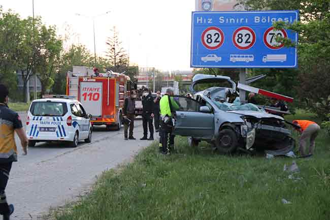 Olay yerine gelen 112 Acil Sağlık ekipleri sürücüye ilk müdahaleyi yaptı. 