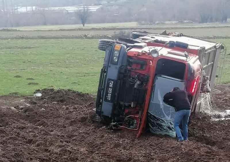  İki araç da yol kenarındaki tarlaya sürüklenirken, kazada, otomobil içerisinde bulunan 4 kişiden 3’ü olay yerinde hayatını kaybetti. Eskişehir Şehir Hastanesi'ne kaldırılan 1 kişinin sağlık durumunun ağır olduğu öğrenildi.